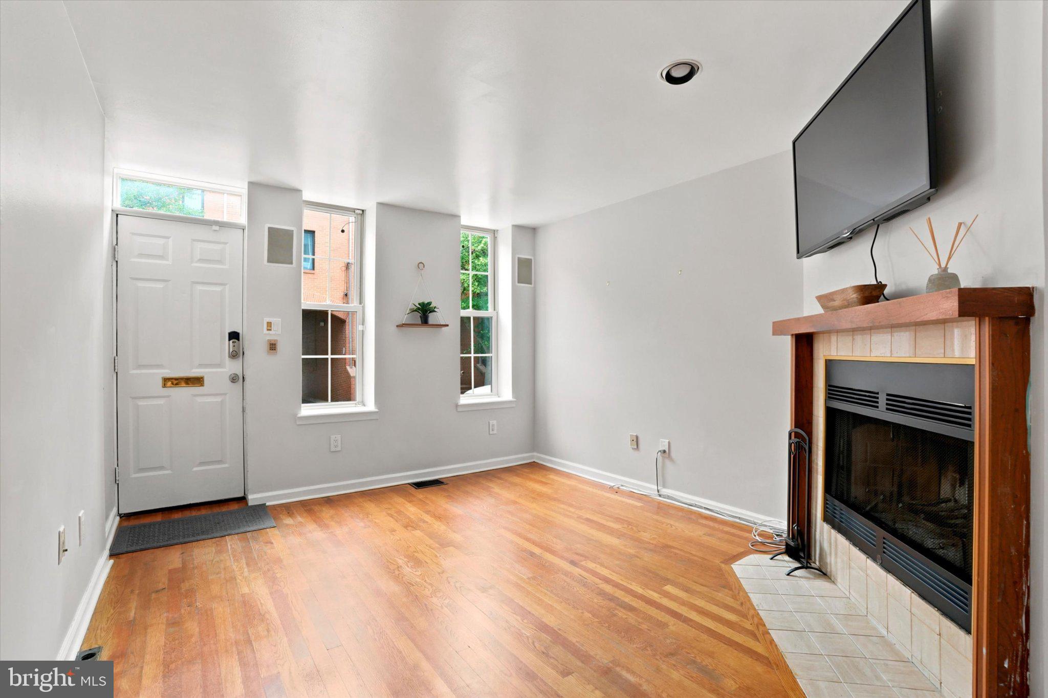 330 Monroe Street Philadelphia, PA 19147 - Photo 4 of 33 Bright and inviting living space.