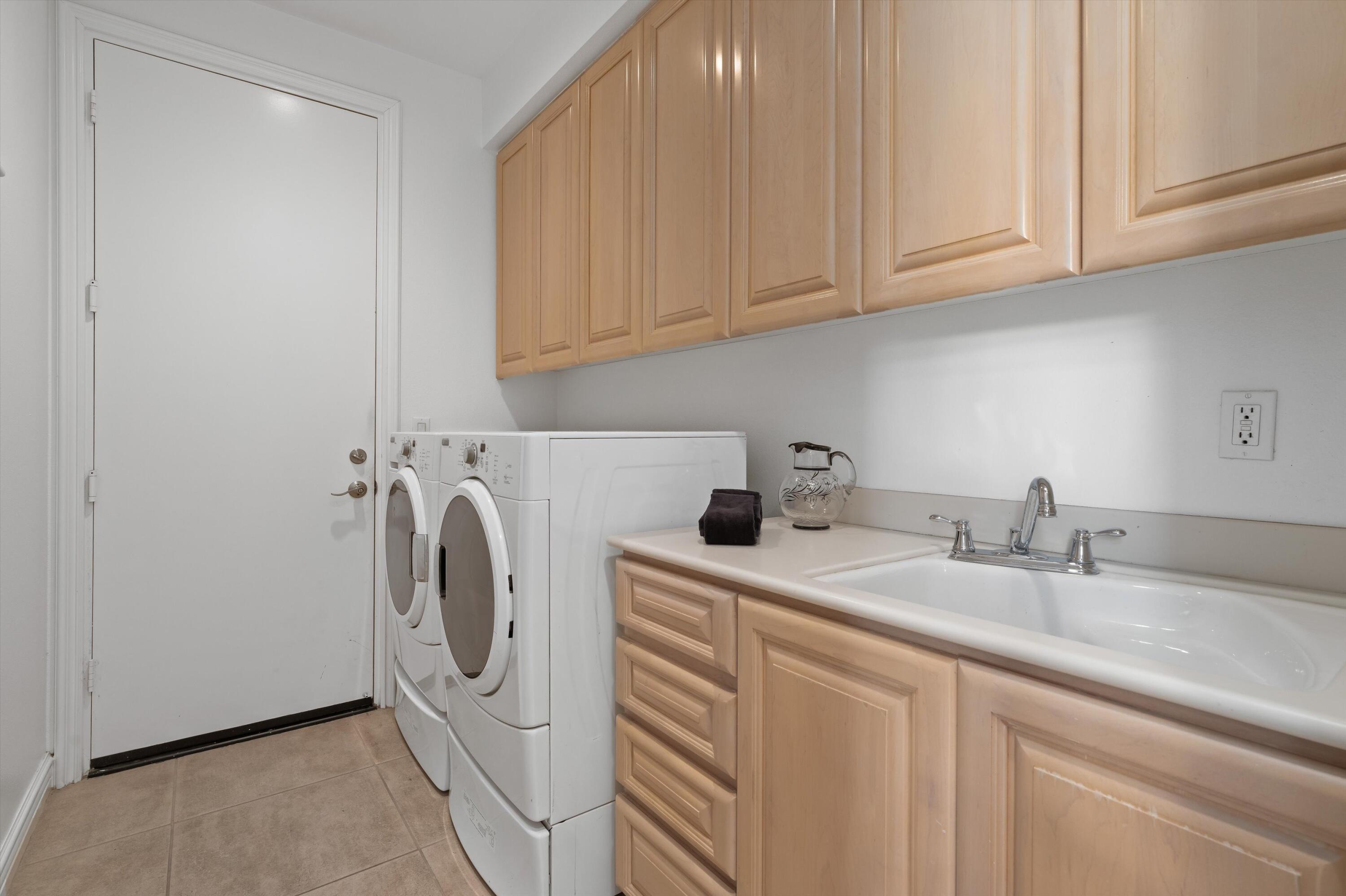 870 Deer Haven Circle Palm Desert, CA 92211 - Photo 31 of 37 a utility room with sink dryer and washer