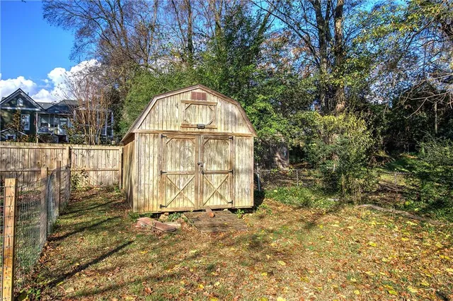 a view of backyard of the house