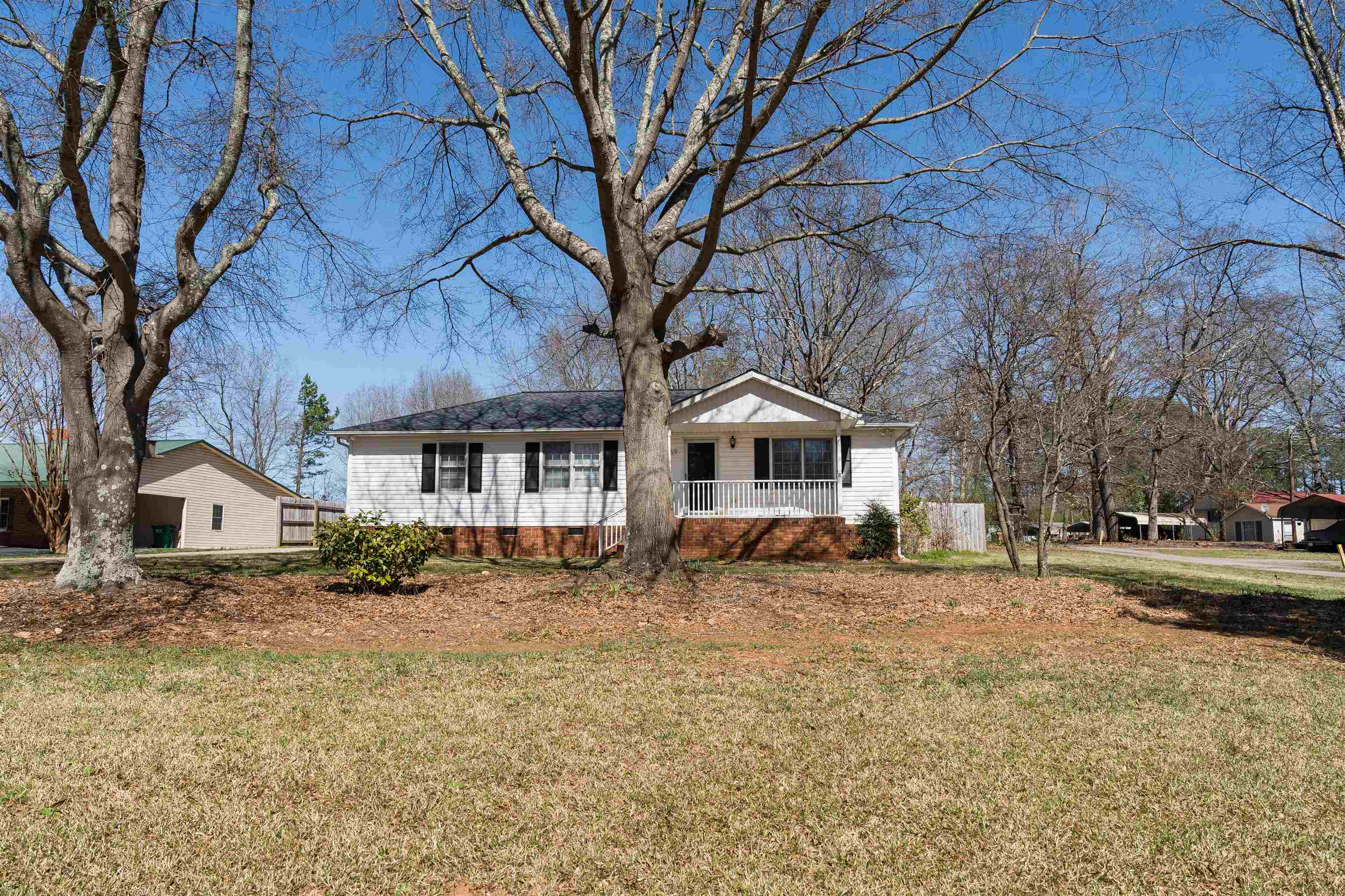 559 Burns Road Spartanburg, SC 29307 - Photo 3 of 29