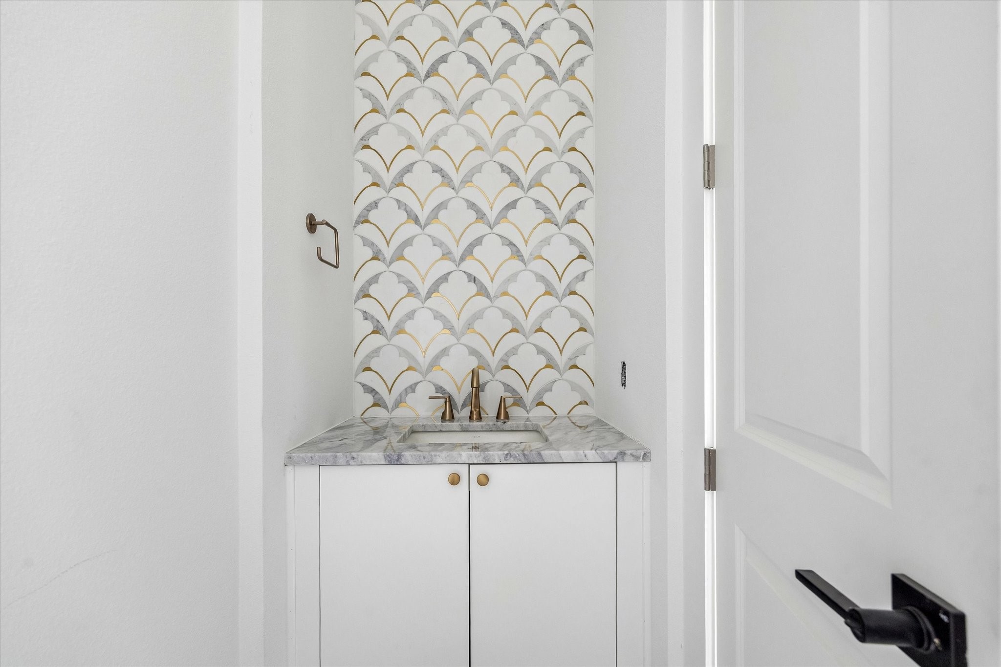 1034 West 17th Street, Unit B Houston, TX 77008 - Photo 8 of 25 This beautifully appointed powder bath is conveniently located on the second floor, near the main living spaces.