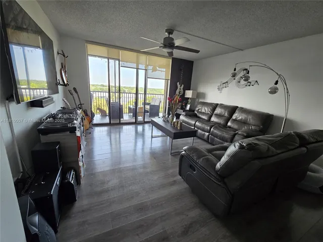 $279,000 | 900 Northeast 195th Street, Unit 709, Miami, FL 33179