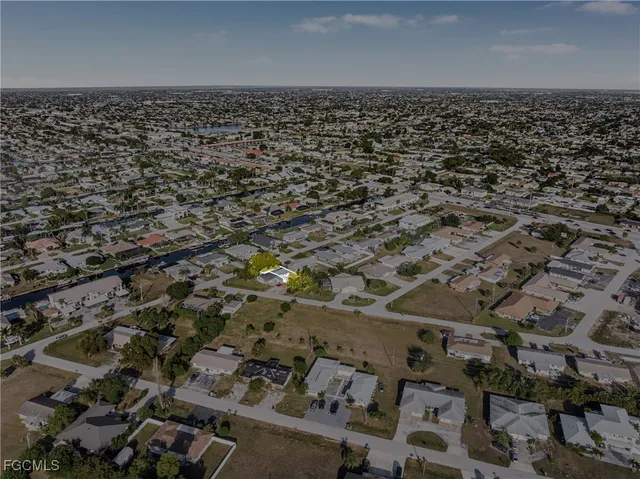 a view of house with garden
