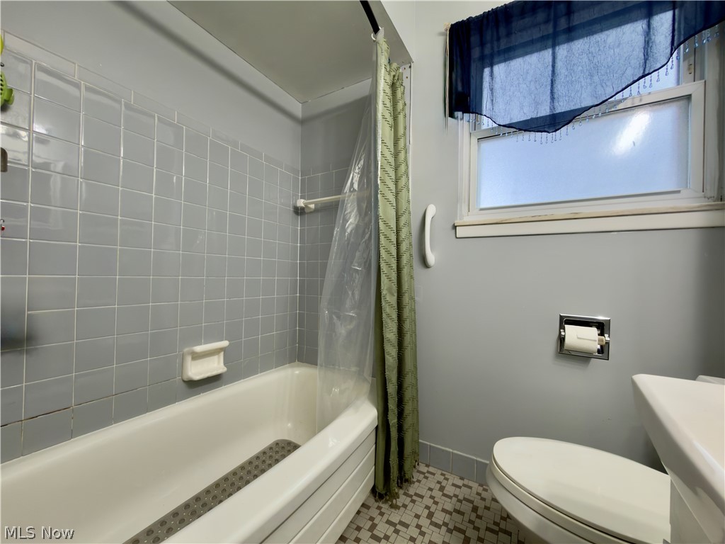 30405 Vineyard Road Willowick, OH 44095 - Photo 7 of 11
