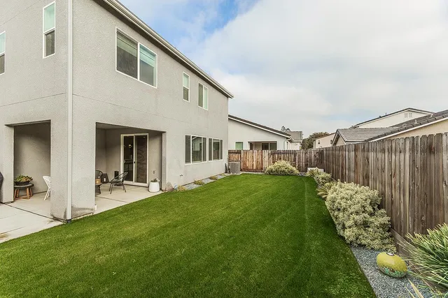 a view of an house that has garden
