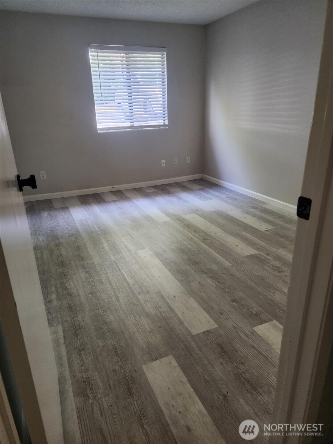 14510 124th Avenue Northeast, Unit B141 Kirkland, WA 98034 - Photo 12 of 17 a view of an empty room with windows