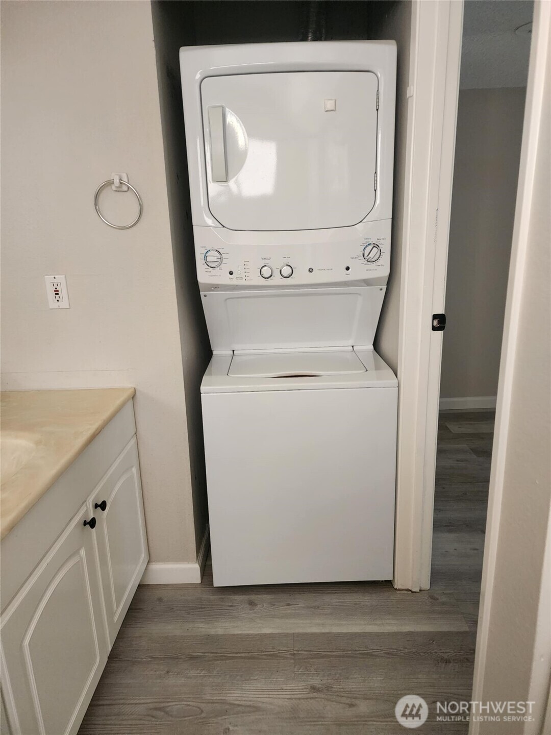 14510 124th Avenue Northeast, Unit B141 Kirkland, WA 98034 - Photo 9 of 17 a utility room with a washer and dryer