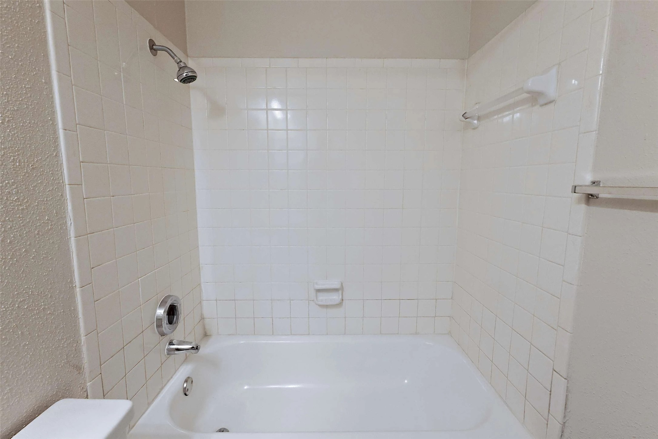 2809 West William Cannon Drive, Unit I101 Austin, TX 78745 - Photo 16 of 29 Full bath with shower / bathtub combination and a textured wall