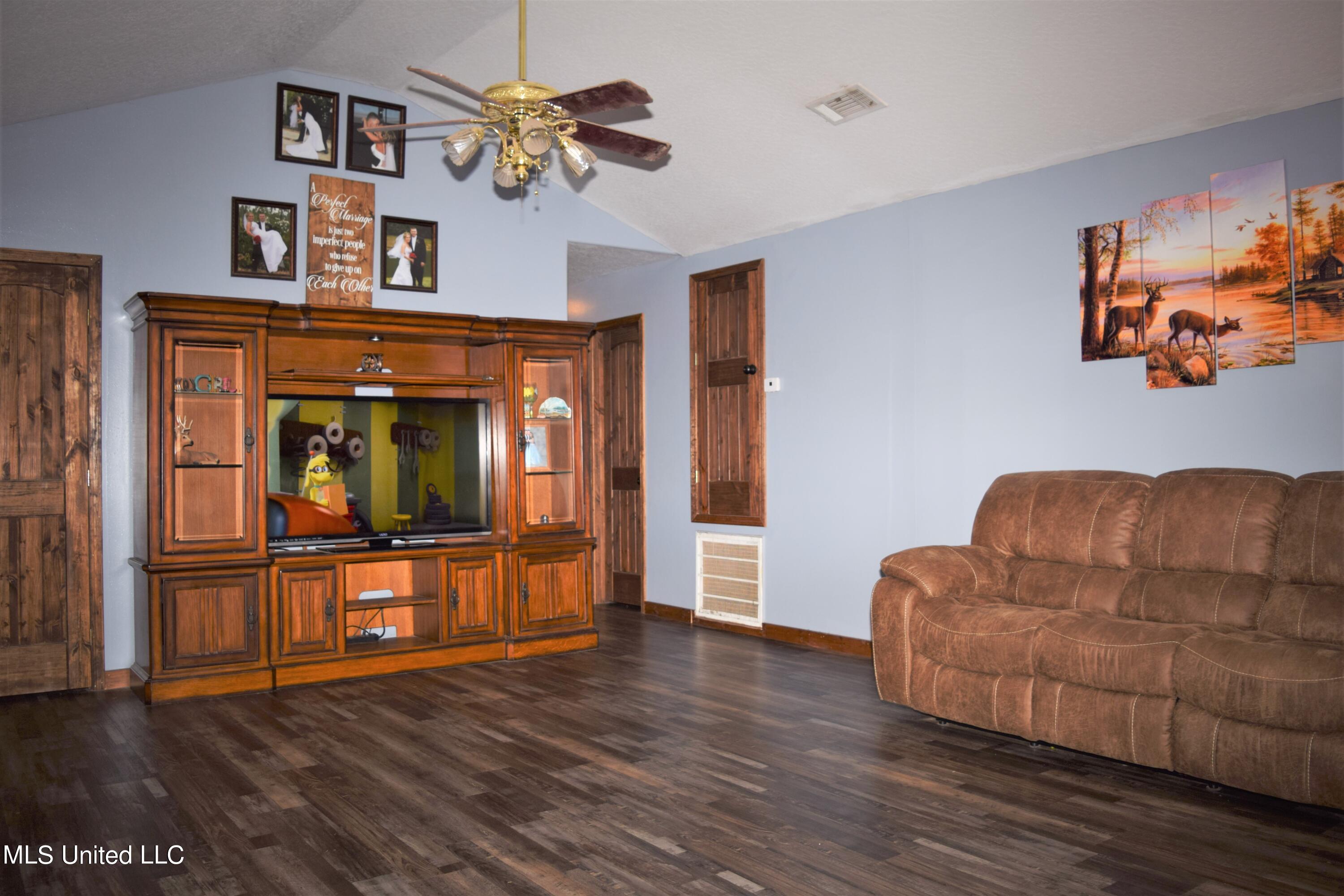 154 Don Barton Road Lucedale, MS 39452 - Photo 5 of 38 DSC_0917