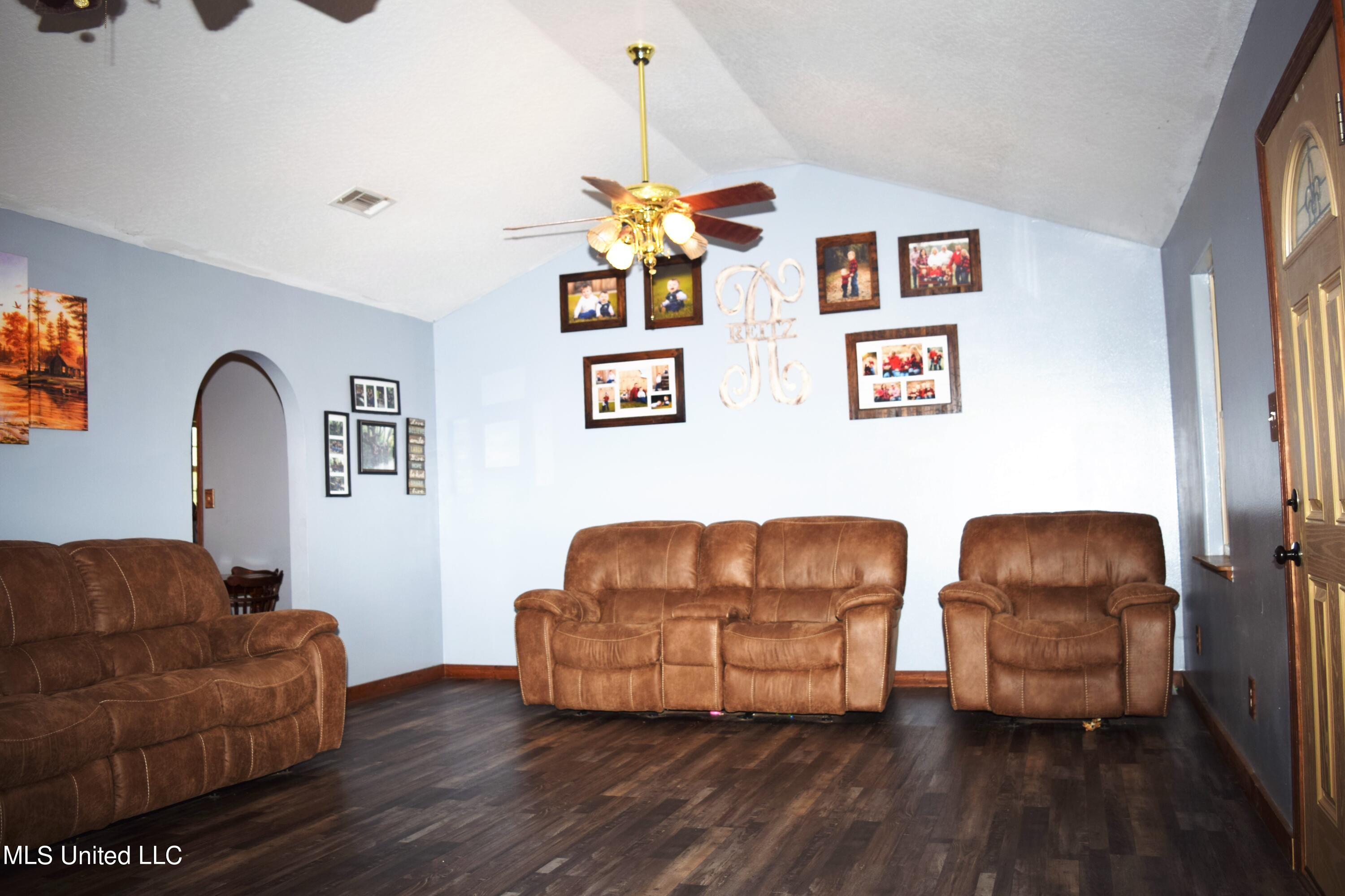 154 Don Barton Road Lucedale, MS 39452 - Photo 6 of 38 DSC_0899