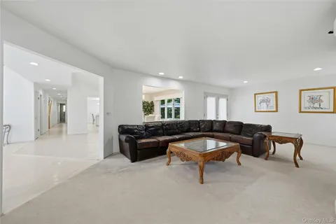 $1,750,000 | 4 Laurelwood Court, Dix Hills, NY 11746