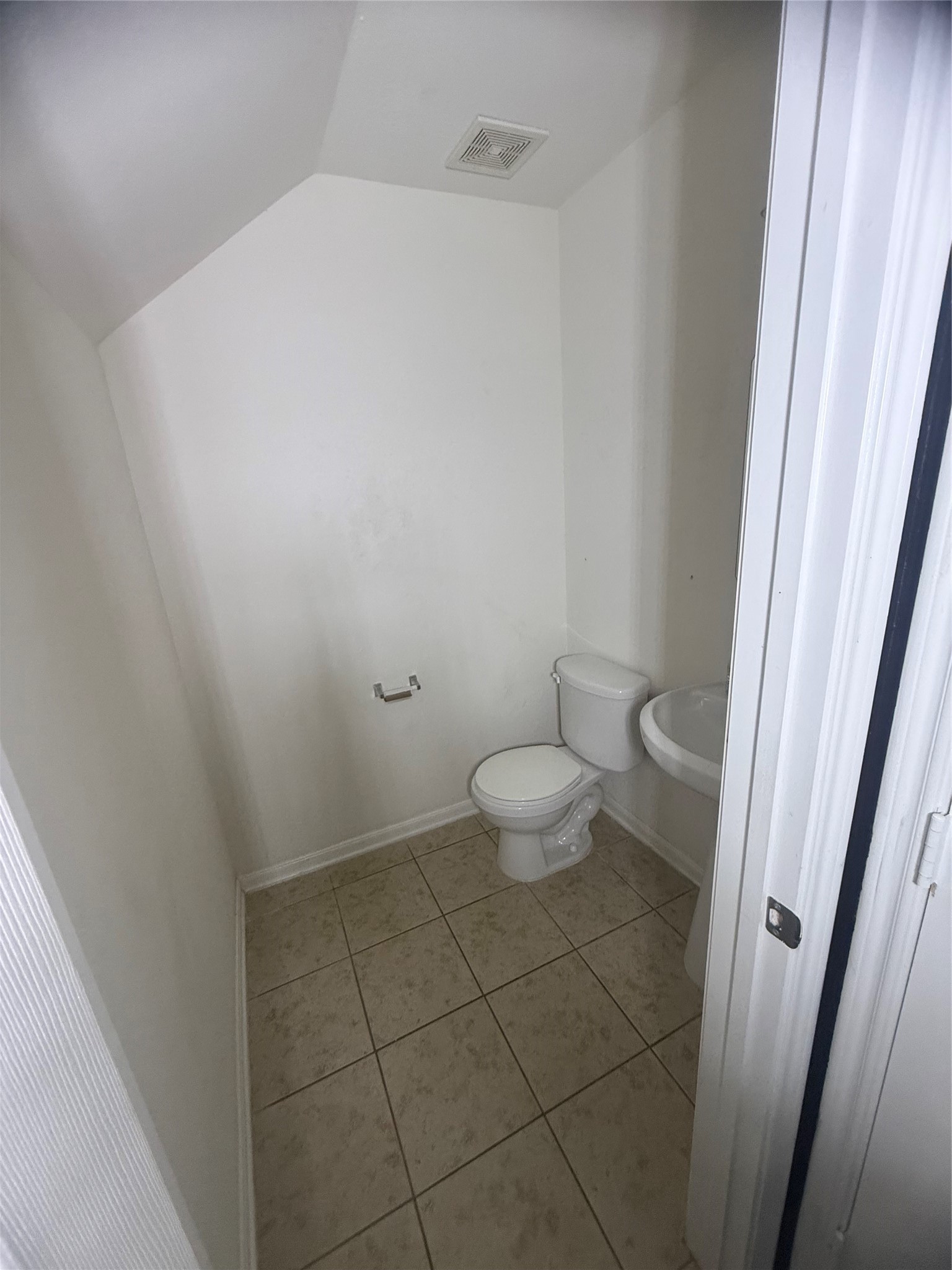 1119 Grassy View Drive Houston, TX 77073 - Photo 5 of 28 a bathroom with a sink and a toilet