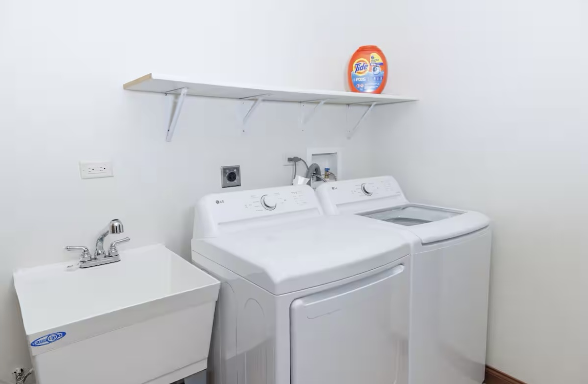 9439 Corneils Road Bristol, IL 60512 - Photo 43 of 44 a utility room with dryer and washer