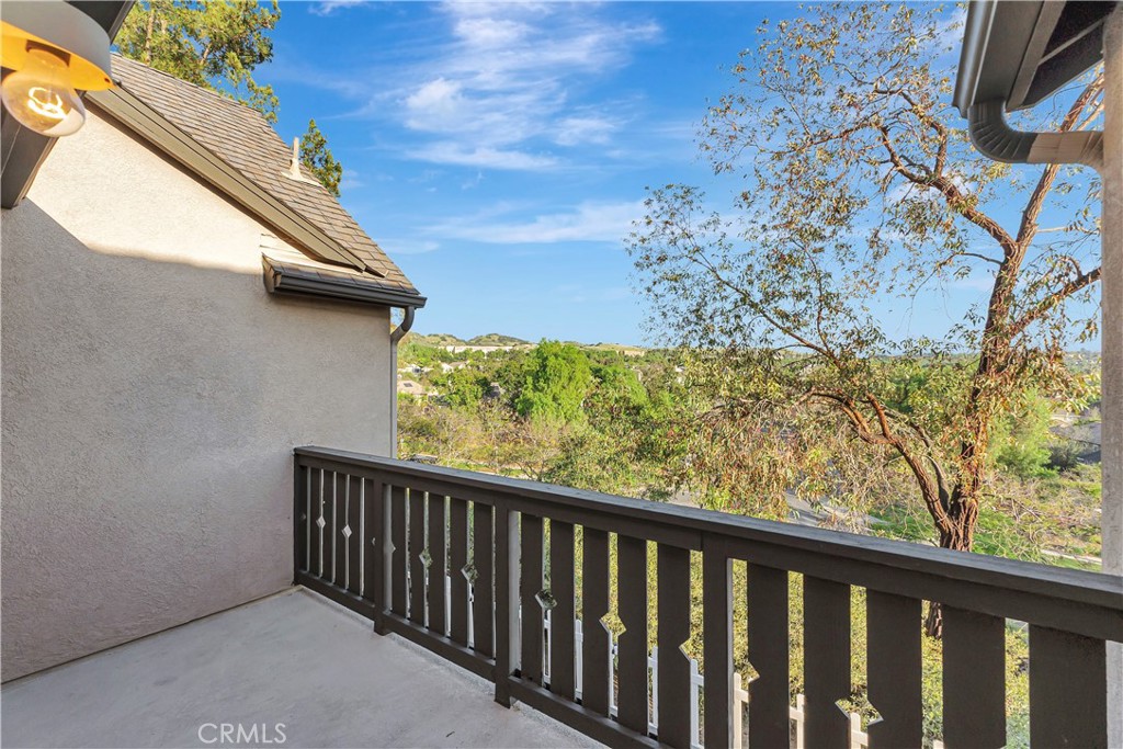 40 Three Vines Court Ladera Ranch, CA 92694 - Photo 10 of 28 a balcony with street view