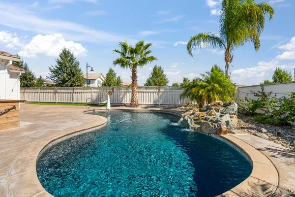 a picture of a wall with a white wall and a white wall