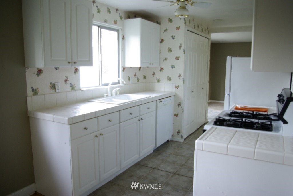 7915 228th Street Southwest Edmonds, WA 98026 - Photo 4 of 14 Gallery Image 4