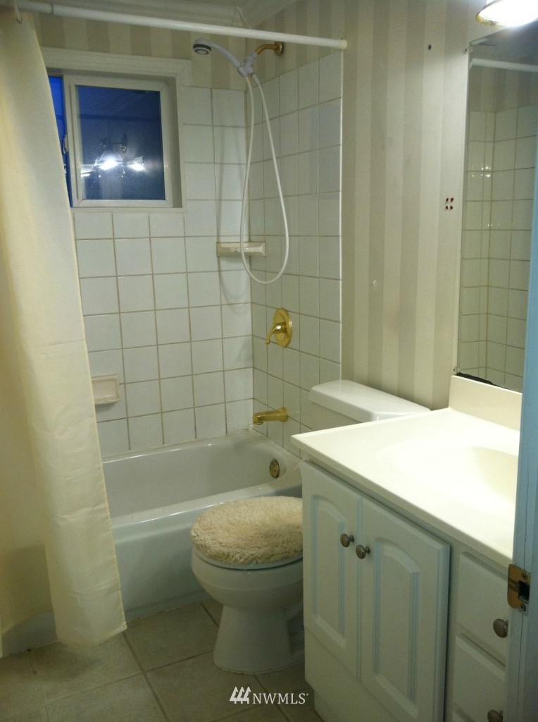 7915 228th Street Southwest Edmonds, WA 98026 - Photo 5 of 14 Gallery Image 5