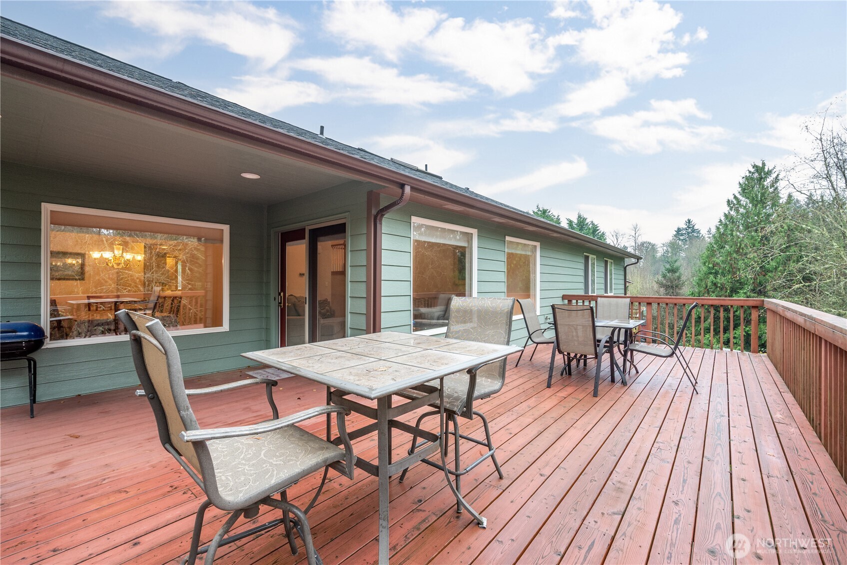 214 St James Court Longview, WA 98632 - Photo 28 of 40 a view of a patio with a table and chairs
