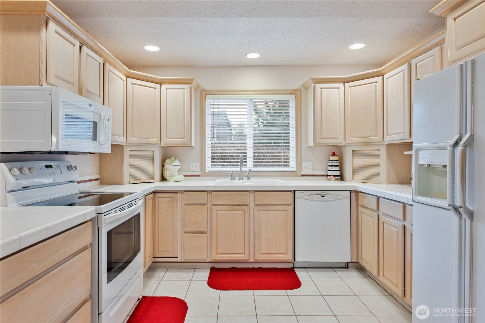 214 St James Court Longview, WA 98632 - Photo 7 of 40 a kitchen with stainless steel appliances granite countertop a stove a sink and a refrigerator