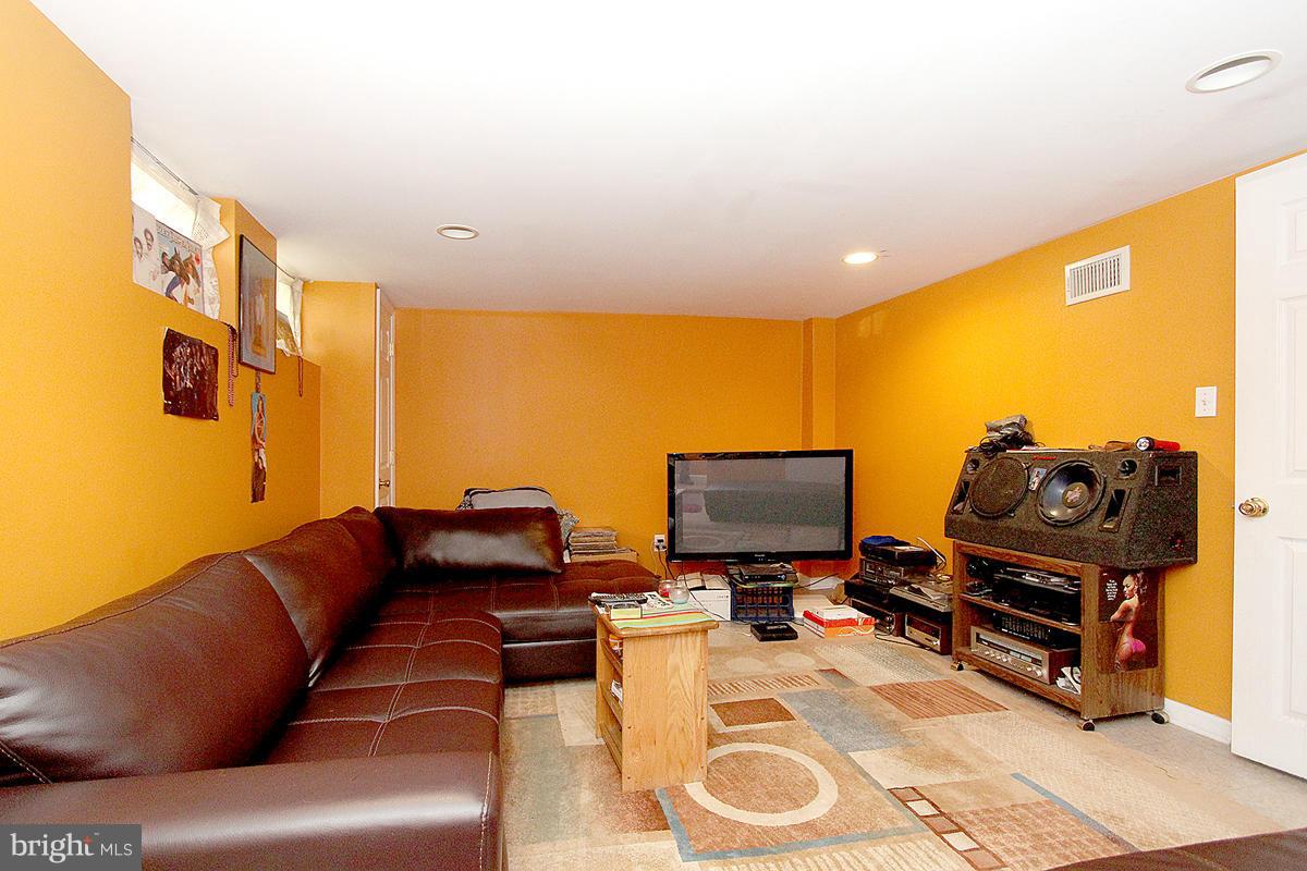2031 Ramblewood Road Baltimore, MD 21239 - Photo 23 of 29 Family Room
