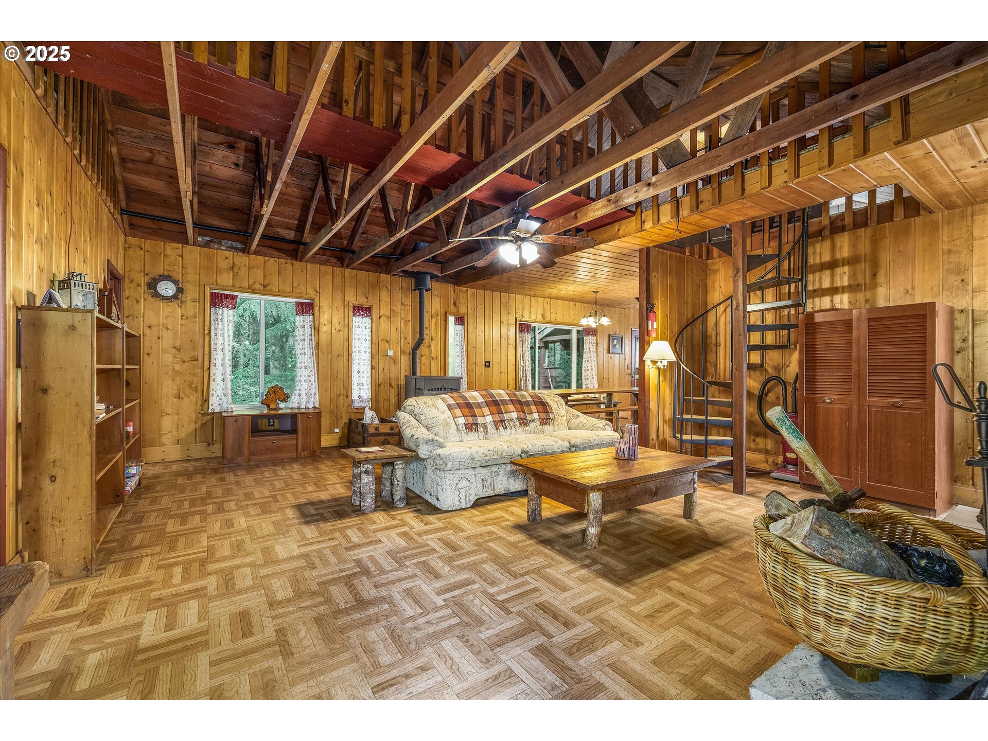 75125 Mt Hood Highway Rhododendron, OR 97049 - Photo 21 of 43 a living room with patio furniture and a table