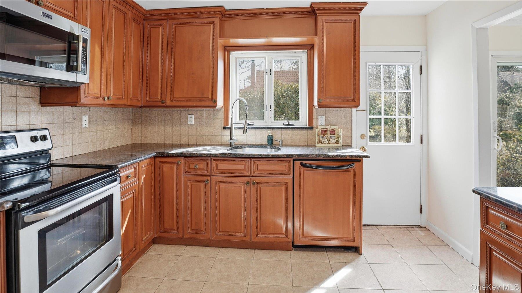 23 Hartley Road Great Neck, NY 11023 - Photo 14 of 47