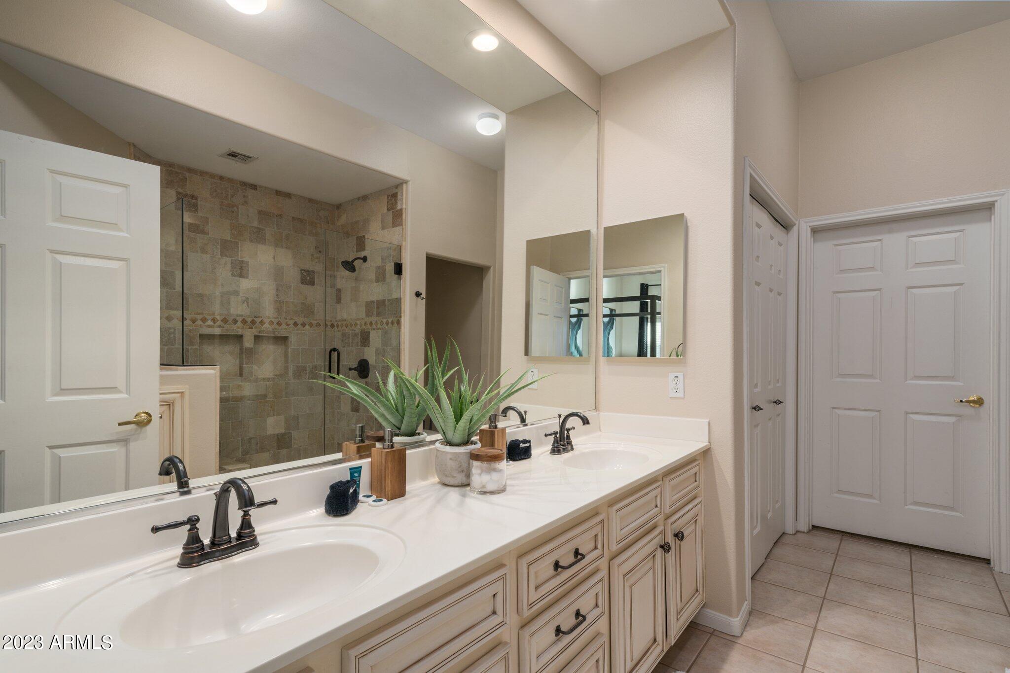 8245 East Bell Road, Unit 138 Scottsdale, AZ 85260 - Photo 25 of 44 Primary Bedroom Bathroom