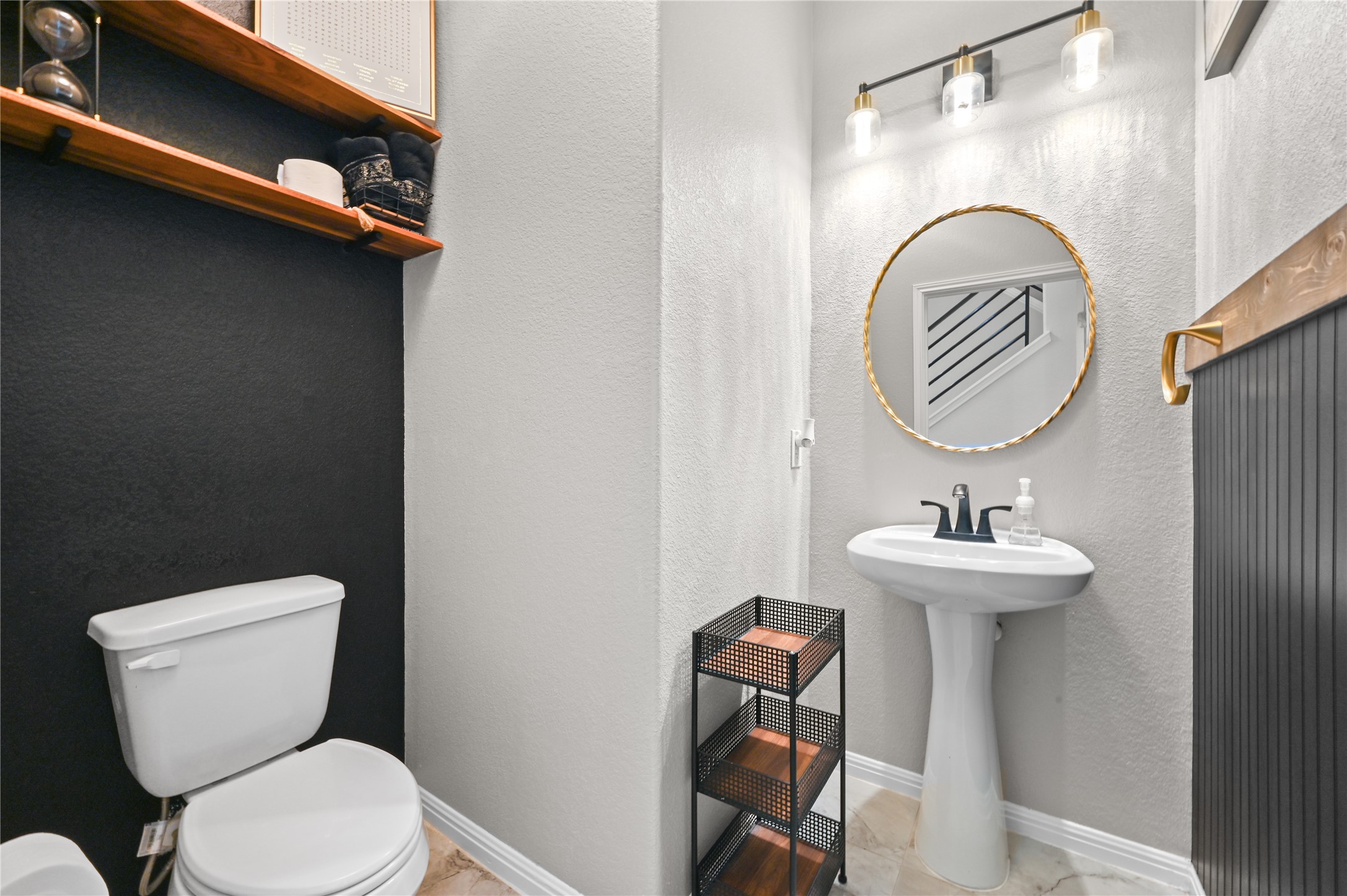 207 Dogvane Circle Kyle, TX 78640 - Photo 20 of 32 Bathroom with toilet and a textured wall