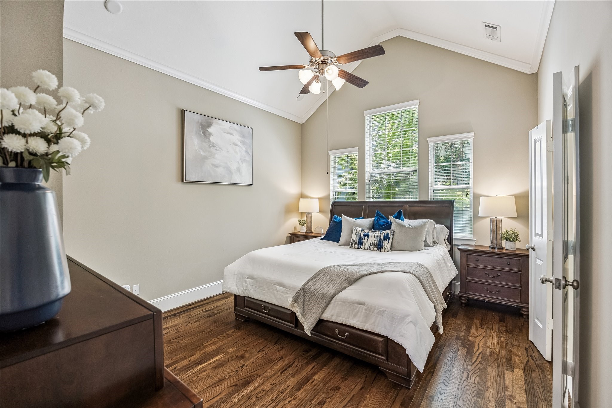 766 Nicholson Street Houston, TX 77007 - Photo 10 of 27 Oversized primary suite with hardwood floors, high ceilings and abundance of natural light.