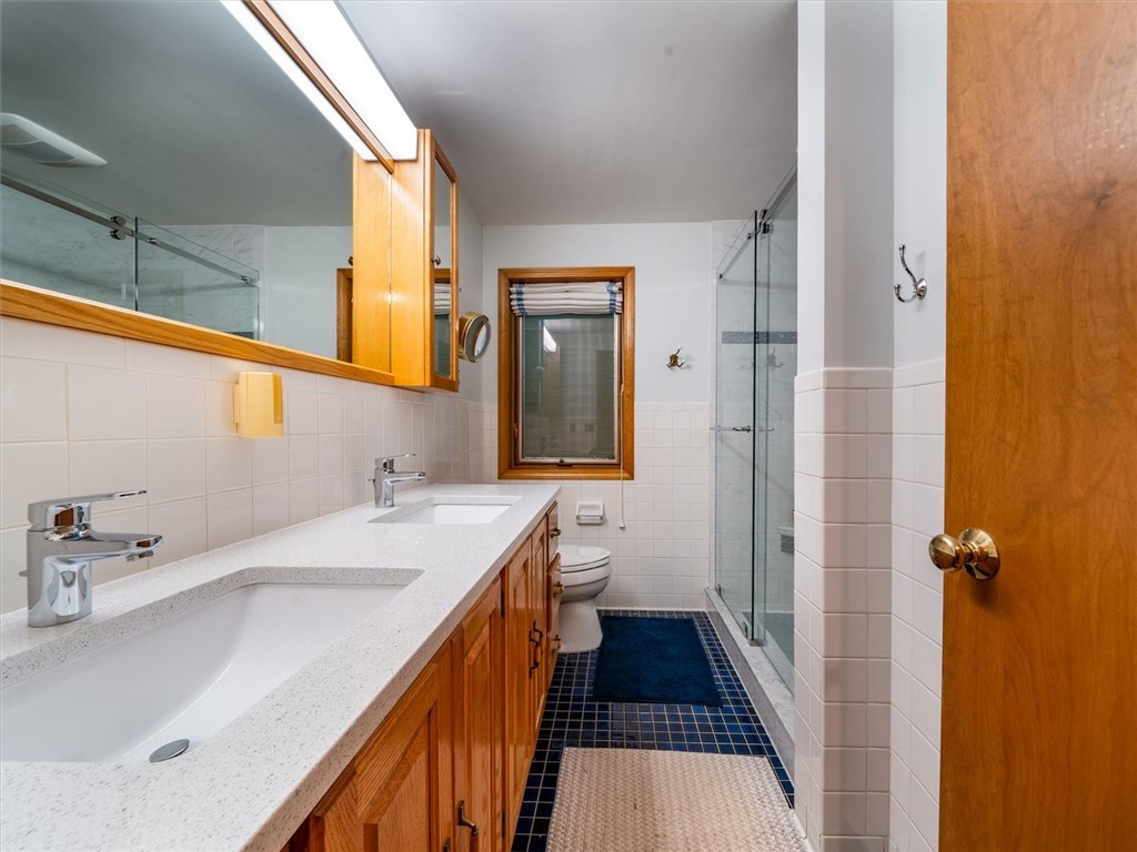 101 Radcliffe Road Irondequoit, NY 14617 - Photo 22 of 38 Primary Bed Bath