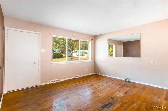 $218,000 | 11482 Essex Avenue, Maryland Heights, MO 63043