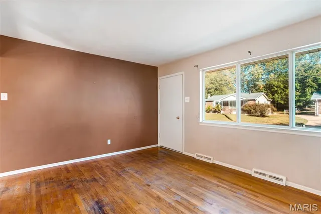 $218,000 | 11482 Essex Avenue, Maryland Heights, MO 63043