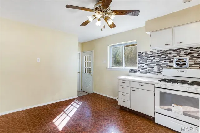 $218,000 | 11482 Essex Avenue, Maryland Heights, MO 63043