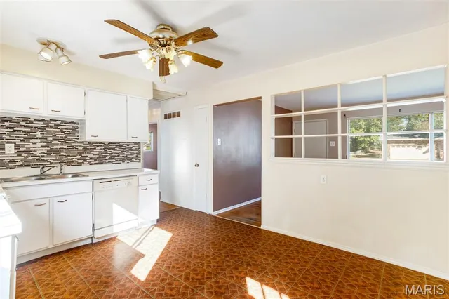 $218,000 | 11482 Essex Avenue, Maryland Heights, MO 63043