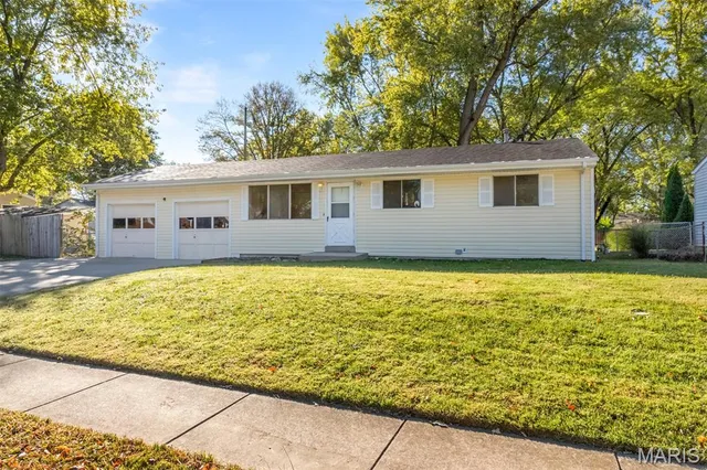 $218,000 | 11482 Essex Avenue, Maryland Heights, MO 63043