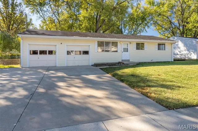 $218,000 | 11482 Essex Avenue, Maryland Heights, MO 63043