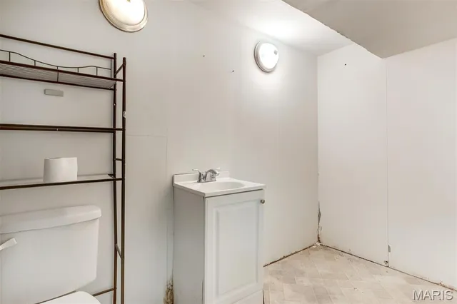 $218,000 | 11482 Essex Avenue, Maryland Heights, MO 63043