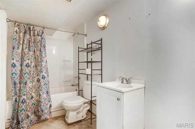 $218,000 | 11482 Essex Avenue, Maryland Heights, MO 63043