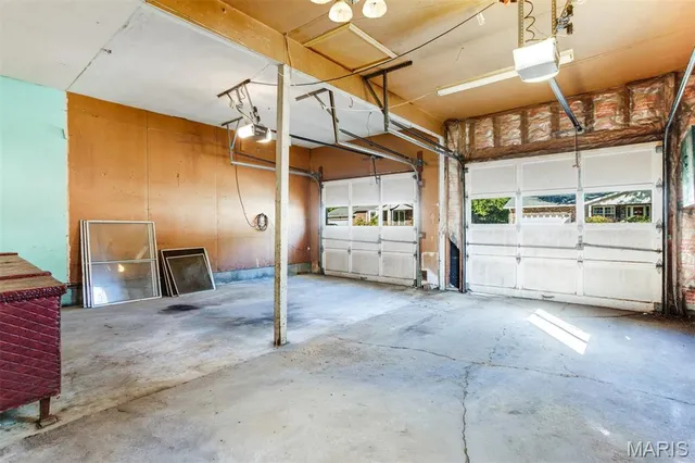 $218,000 | 11482 Essex Avenue, Maryland Heights, MO 63043