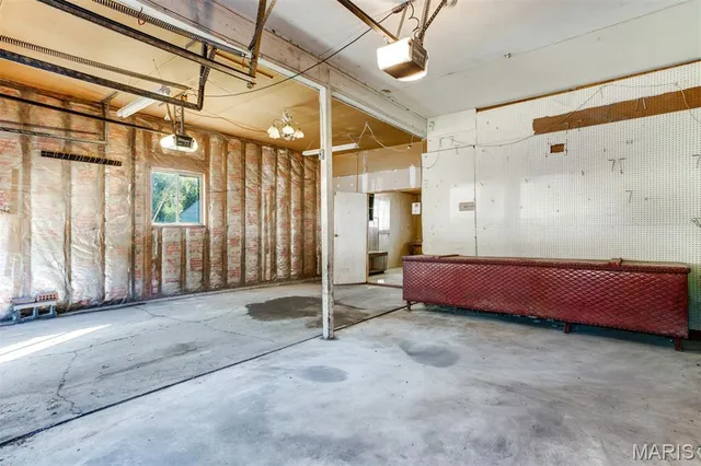 $218,000 | 11482 Essex Avenue, Maryland Heights, MO 63043