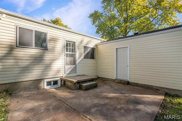$218,000 | 11482 Essex Avenue, Maryland Heights, MO 63043
