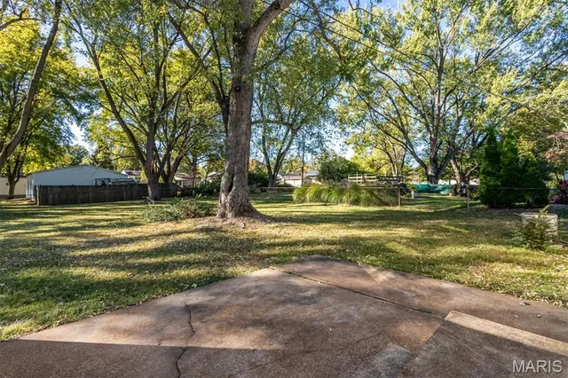 $218,000 | 11482 Essex Avenue, Maryland Heights, MO 63043