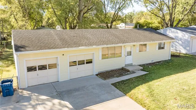 $218,000 | 11482 Essex Avenue, Maryland Heights, MO 63043