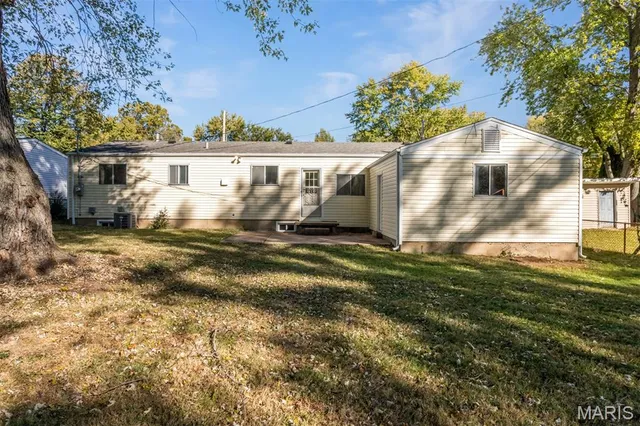 $218,000 | 11482 Essex Avenue, Maryland Heights, MO 63043