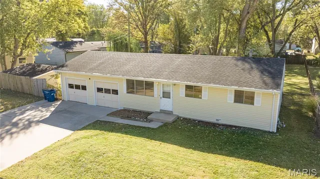 $218,000 | 11482 Essex Avenue, Maryland Heights, MO 63043