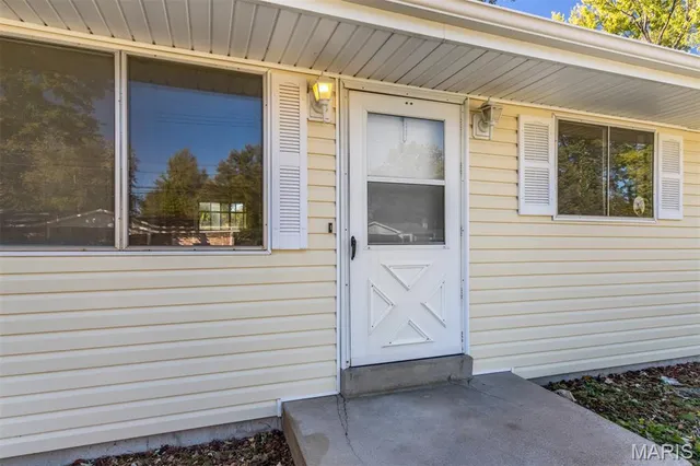 $218,000 | 11482 Essex Avenue, Maryland Heights, MO 63043