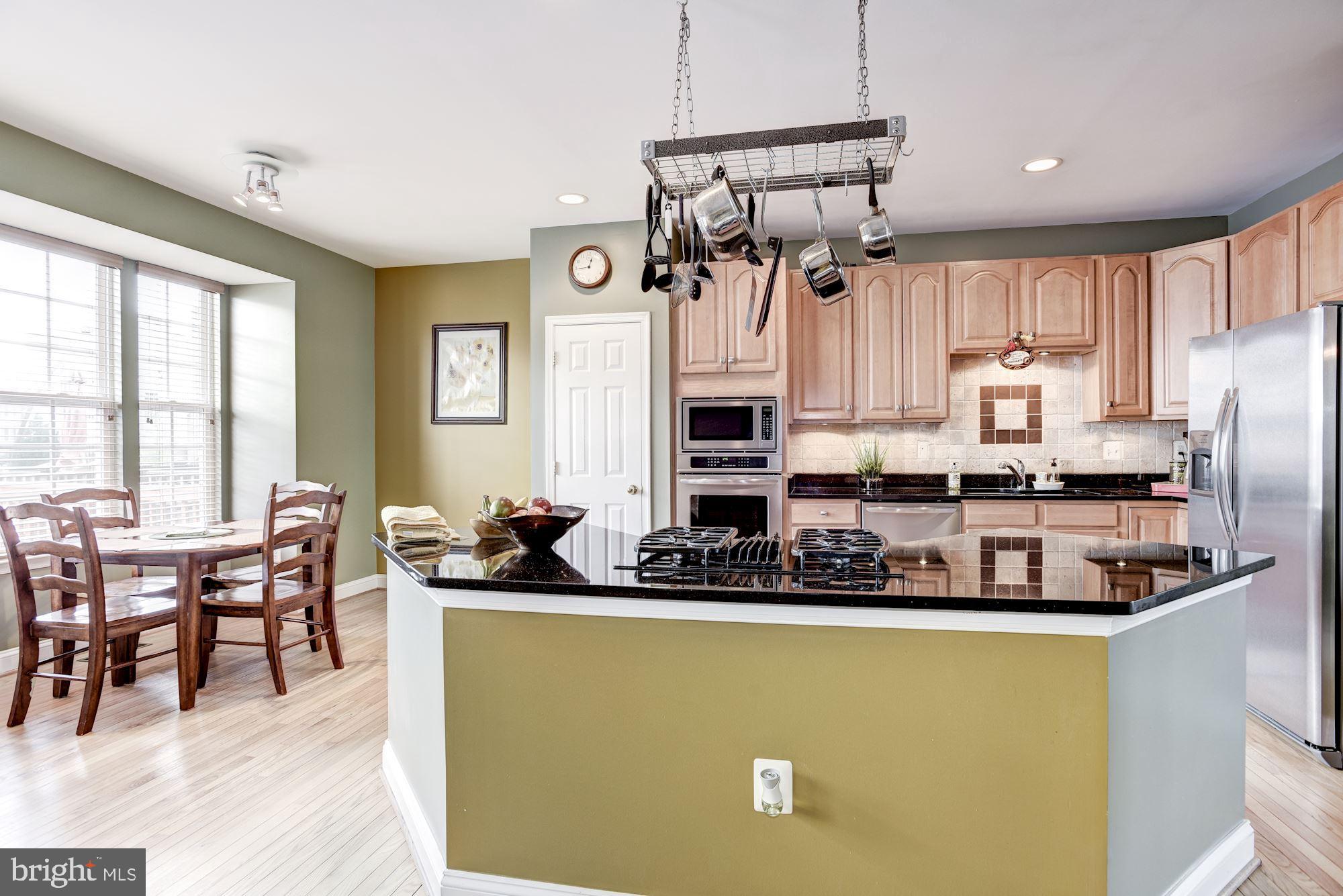 649 Springhouse Square Southeast Leesburg, VA 20175 - Photo 9 of 21 Chef's Island with gas cooking