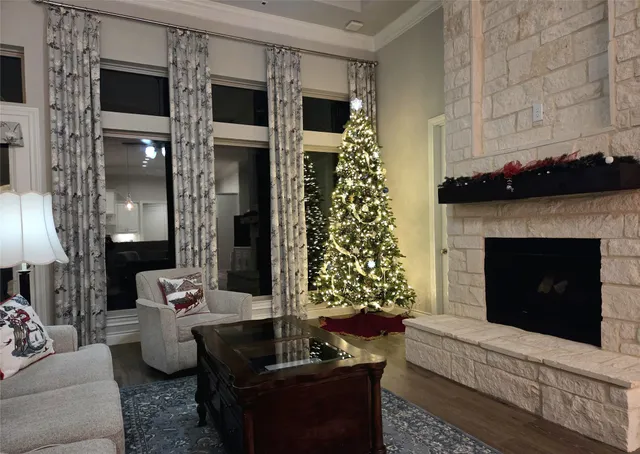 a view of house with garden and tall trees