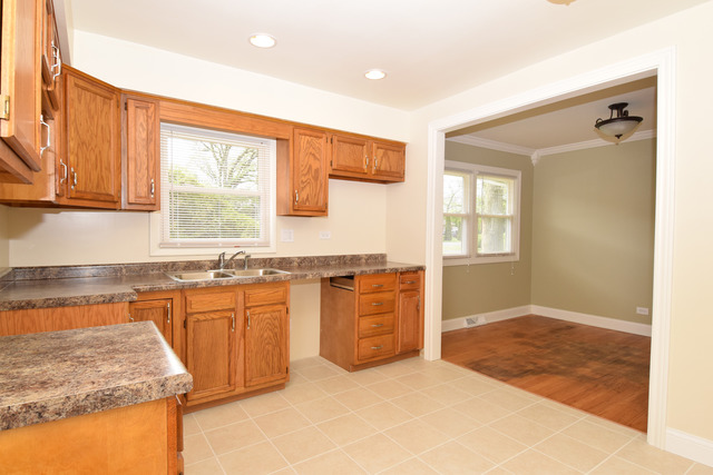 27W121 Manchester Road Winfield, IL 60190 - Photo 6 of 18