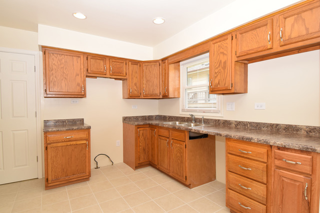 27W121 Manchester Road Winfield, IL 60190 - Photo 7 of 18